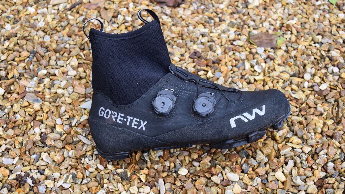 A black Northwave Flagship GTX shoe on some gravel