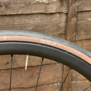 Hutchinson Blackbird Road Road Bike Tire Review: pas le plus rapide, mais super dans de nombreuses autres régions