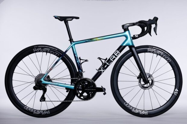 Le jeu d'images aérodynamique utilisé par XDS Astana peut désormais être acheté au Royaume-Uni, et il pourrait s'agir du nouveau modèle le plus affordable sur le WorldTour